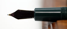 Load image into Gallery viewer, Z-Parker Slimfold Mk II - Green with No.5 14ct Gold Nib - P1085i