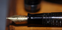 Load image into Gallery viewer, Z-Parker Vacumatic in Silver Pearl with 14ct Gold Nib