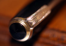 Load image into Gallery viewer, Z-Parker Vacumatic in Black with 14ct Twin Tone Gold Vacumatic Nib