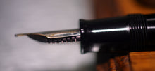 Load image into Gallery viewer, Z-Parker Vacumatic in Black with 14ct Twin Tone Gold Vacumatic Nib