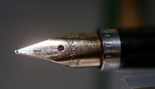 Load image into Gallery viewer, Z-Parker 75 Malachite Green Laque - F Fine Point 14k Gold Nib