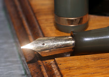 Load image into Gallery viewer, Z-Parker Duofold AF in Olive Green with 14ct Gold Nib