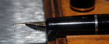 Load image into Gallery viewer, Z-Parker Duofold 17 (Beaky) in Black with 14ct Gold Nib