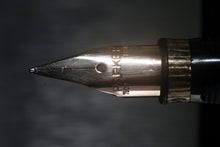 Load image into Gallery viewer, Z-Parker Premier 75 Chinese Laque - M Medium Point 18k Gold Nib