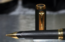Load image into Gallery viewer, Z-Parker 95 Matt Black GT - M Medium Gold Nib (P924a)