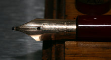 Load image into Gallery viewer, Z-Parker Duofold Maxima in Red with Rare Broad Point No.50 14ct Gold Nib