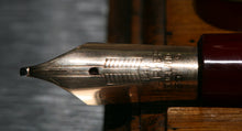 Load image into Gallery viewer, Z-Parker Duofold Maxima in Red with Rare Broad Point No.50 14ct Gold Nib