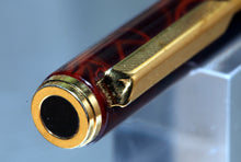 Load image into Gallery viewer, Z-Parker 95 - Thuya Laque with Medium Point Gold Nib - (P642)