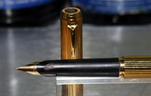 Load image into Gallery viewer, Z-Parker 95 - Godron Gold with Fine Point Gold Nib - (P787)