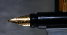 Load image into Gallery viewer, Z-Parker 88 - Matt Green with 88 Gold Nib - (P581)