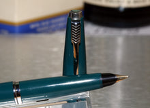 Load image into Gallery viewer, Z-Parker 45 - Turquiose Schools CT with F Fine Point 14ct Gold Nib - (P386)