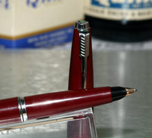 Load image into Gallery viewer, Z-Parker 45 - Red Schools CT with R RH Oblique 14ct Gold Nib - (P466)