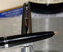 Load image into Gallery viewer, Z-Parker 45 - Deluxe Black CT (Lusterloy Cap) with M Medium 14ct Gold Nib - (P481)