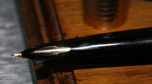 Load image into Gallery viewer, Z-Parker 61 - Black & Consort Gold Cap with Fine Point 14ct Gold Nib - (P833)
