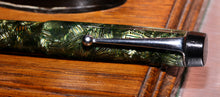 Load image into Gallery viewer, Z-Parker Victory Mark I - Green Striated with "N" 14ct Gold Nib - (P419)