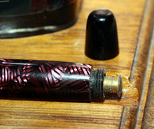 Load image into Gallery viewer, Z-Parker Televisor Slender - Red Striated with "N" 14ct Gold Nib - (P446)