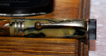 Load image into Gallery viewer, Z-Parker Lucky Curve - Marbled Pearl with Duofold "P" 14ct Gold Nib - (P741)