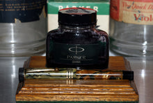 Load image into Gallery viewer, Z-Parker Lucky Curve - Marbled Pearl with Duofold "P" 14ct Gold Nib - (P741)