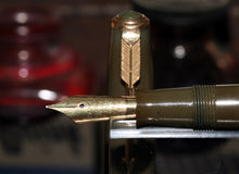 Load image into Gallery viewer, Z-Parker Duofold AF - Olive Green with Duofold "N" 14ct Gold Nib - (P761b)