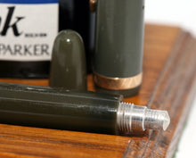 Load image into Gallery viewer, Z-Parker Duofold AF - Olive Green with Duofold "N" 14ct Gold Medium Nib - P0784