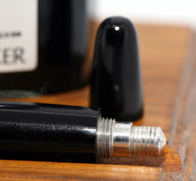 Load image into Gallery viewer, Parker Duofold AF - Black with Duofold "N" 14ct Gold Medium Nib - P0725a