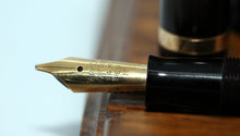 Load image into Gallery viewer, Z-Parker Duofold AF - Burgundy with Duofold "N" 14ct Gold Nib - P1073