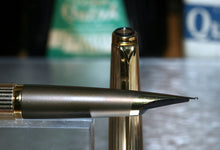 Load image into Gallery viewer, Z-Parker 50 - Gold Imperial Insgnia with Medium Point Integrated Nib - (P260)