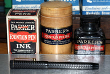 Load image into Gallery viewer, Z-Parker Lucky Curve - No.20½ Black Chased Hard Rubber with No.2 14ct Gold Nib - (P279)