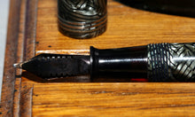 Load image into Gallery viewer, Z-Parker Televisor Slender - Striated Silver Grey with "W" 14ct Gold Nib - (P365)