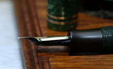 Load image into Gallery viewer, Z-Parker Duofold - Streamline - Marbled Green with Duofold 14ct Gold Nib - (P558)
