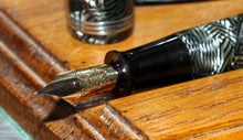 Load image into Gallery viewer, Z-Parker Televisor - Striated Silver Grey with No.20 14ct Gold Nib - (P691c)