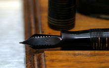 Load image into Gallery viewer, Z-Parker Vacumatic - Golden Pearl (Lock Down) with No.35 14ct Gold Nib - (P753)