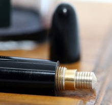 Load image into Gallery viewer, Z-Parker Duofold AF - Black with Duofold "N" 14ct Gold BROAD Nib (P825)