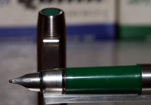 Load image into Gallery viewer, Z-Parker 25 Mk II - Green Trim with Medium Point Nib - (P881)