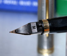Load image into Gallery viewer, Z-Parker 75 Premier - Cisele Sterling Silver with M Point 18ct Gold Nib - (P883)