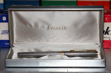 Load image into Gallery viewer, Z-Parker 75 Premier - Cisele Sterling Silver with M Point 18ct Gold Nib - (P883)
