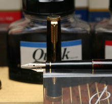 Load image into Gallery viewer, Z-Parker 75 Premier - Chinese Laque with "M" Medium Point 14ct Gold Nib - (P888)