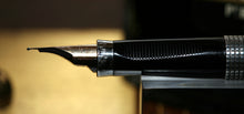 Load image into Gallery viewer, Z-Parker 75 - Cisele Sterling Silver with XF Extra Fine 14ct Gold Nib - (P895)