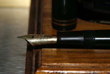 Load image into Gallery viewer, Z-Parker Victory MkIV - Dark Green with No.20 14ct Gold Nib - (P897)
