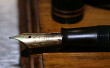 Load image into Gallery viewer, Z-Parker Victory MkIV - Dark Green with No.20 14ct Gold Nib - (P897)