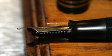 Load image into Gallery viewer, Z-Parker Victory MkIV - Dark Green with No.20 14ct Gold Nib - (P897)