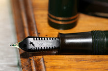 Load image into Gallery viewer, Z-Parker Victory MkIV - Dark Green with No.20 14ct Gold Nib - (P897)