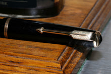 Load image into Gallery viewer, Z-Parker Duofold Senior - Black with Fine Point No.35 14ct Gold Nib - (P900)