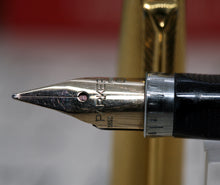 Load image into Gallery viewer, Z-Parker 75 - Gold Grain d'Orge 20u with 14ct Gold "M" Point Nib (P901)