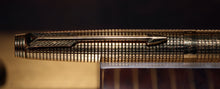 Load image into Gallery viewer, Z-Parker 75 - Gold Cisele Cross Hatch with "B" 14ct Gold Nib - (P919)
