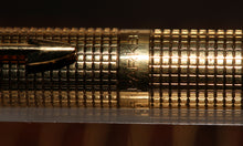 Load image into Gallery viewer, Z-Parker 75 - Gold Cisele Cross Hatch with "B" 14ct Gold Nib - (P919)