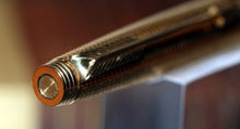 Load image into Gallery viewer, Z-Parker 75 - Gold Cisele Cross Hatch with "B" 14ct Gold Nib - (P919)