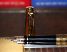 Load image into Gallery viewer, Z-Parker 75 - Gold Cisele Cross Hatch with "B" 14ct Gold Nib - (P919)