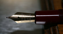 Load image into Gallery viewer, Z-Parker Duofold Senior - Red with No.35 14ct Gold Nib - (P922)