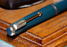 Load image into Gallery viewer, Z-Parker Duofold Junior - Green with No.10 14ct Gold Nib - (P926)